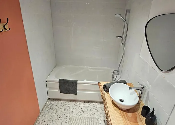 A 15 Minutes De 펜션 *